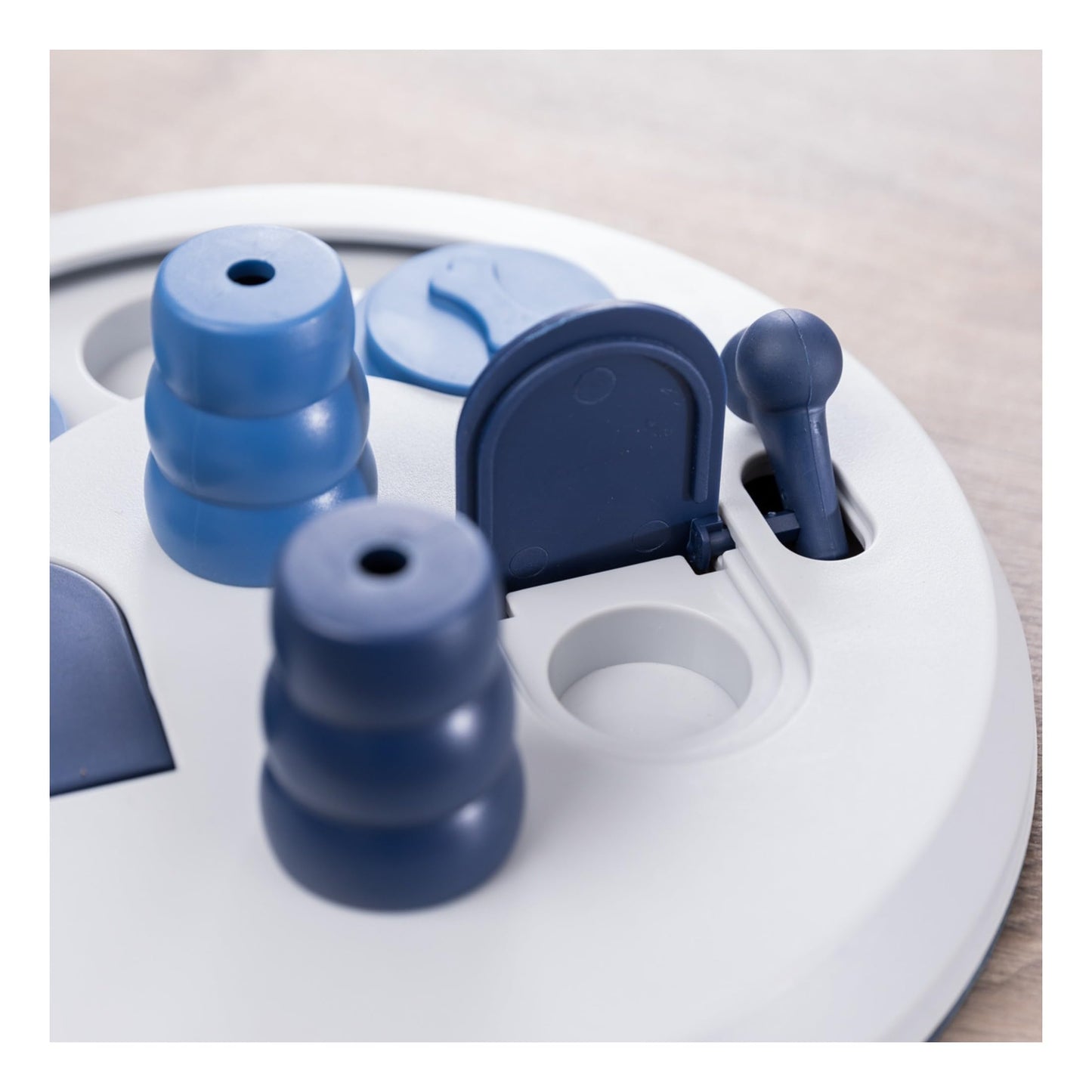 TRIXIE Flip Board Strategiespiel, Hundespielzeug für Fortgeschrittene, Level 2 Aktivität, Leckerli-Puzzle, interaktives Spiel, Bereicherung